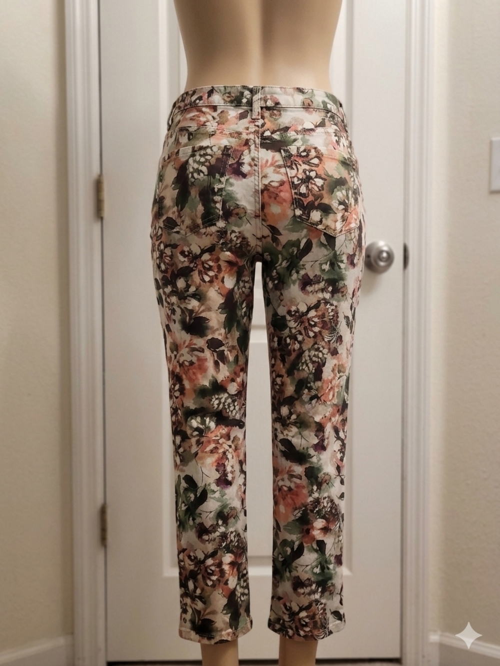 Gloria Vanderbilt Floral Cropped Pants in Cream, Green & Peach Pre-owned S (10) - Picture 2 of 7